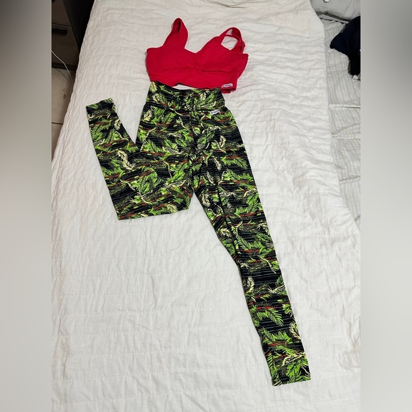 Colorful Abstract Activewear Set - Picture 4 of 4